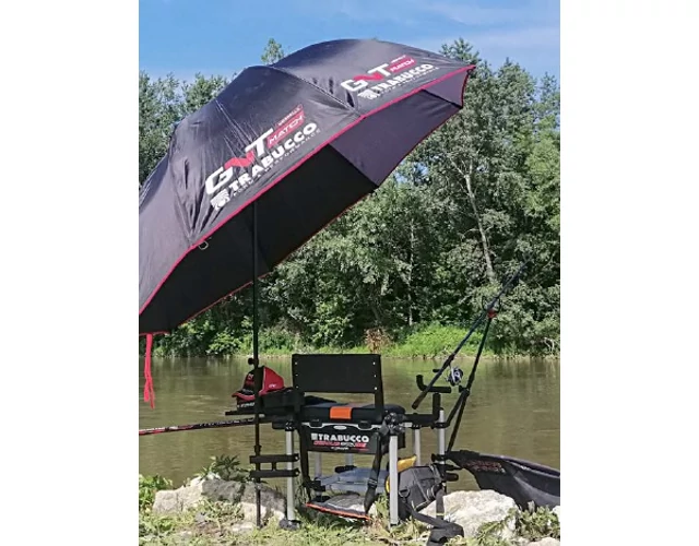 Napernyő a vízparton a horgászat ideje alatt